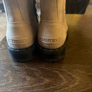 Sorel Women's Lace Up Tan Boots